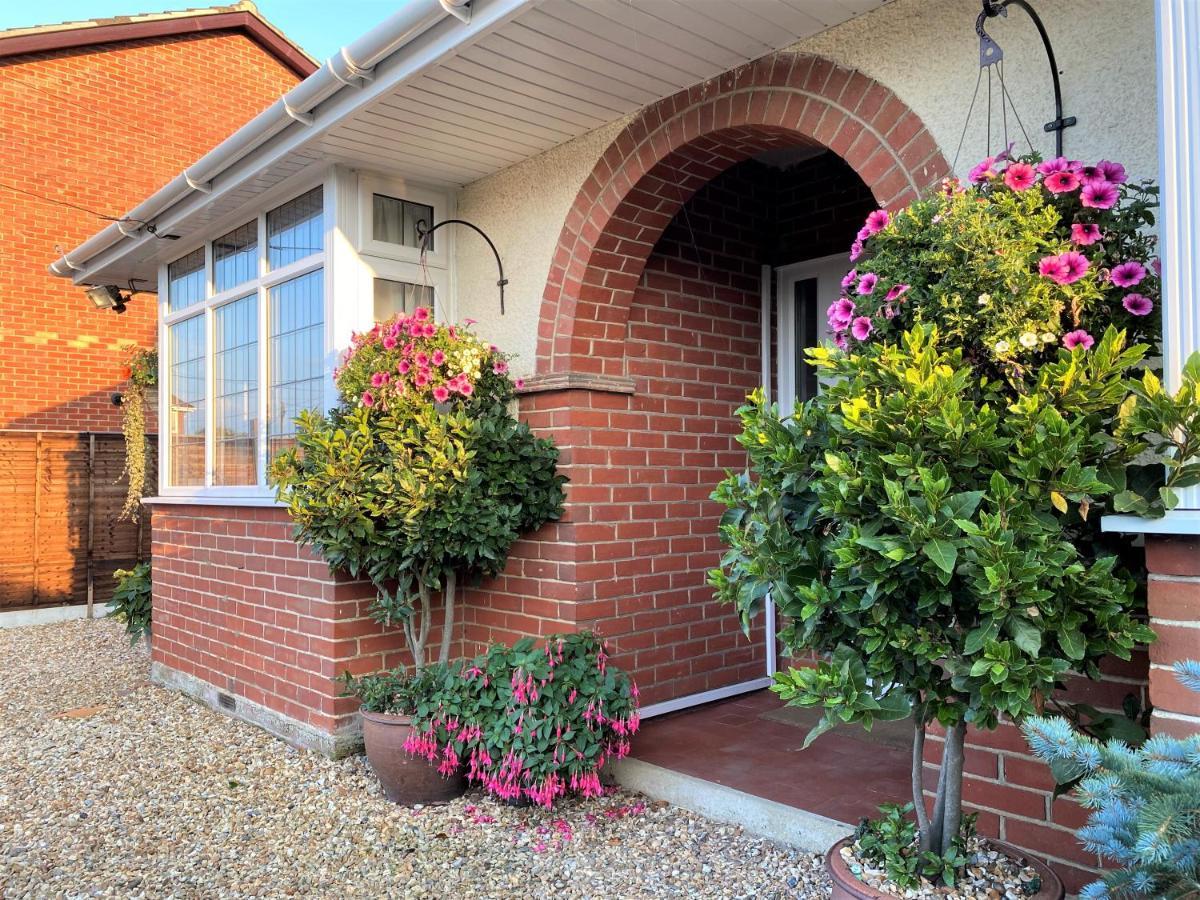 En-Suite Nook Near Forest & Sea, Super Value With Fridge, Microwave And Tv Lymington Exterior photo