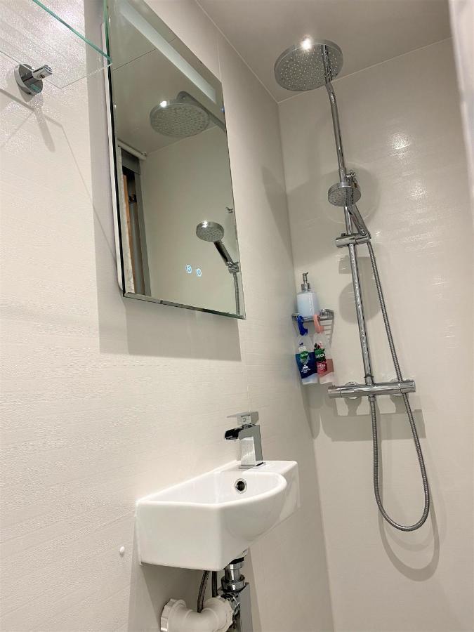 En-Suite Nook Near Forest & Sea, Super Value With Fridge, Microwave And Tv Lymington Exterior photo