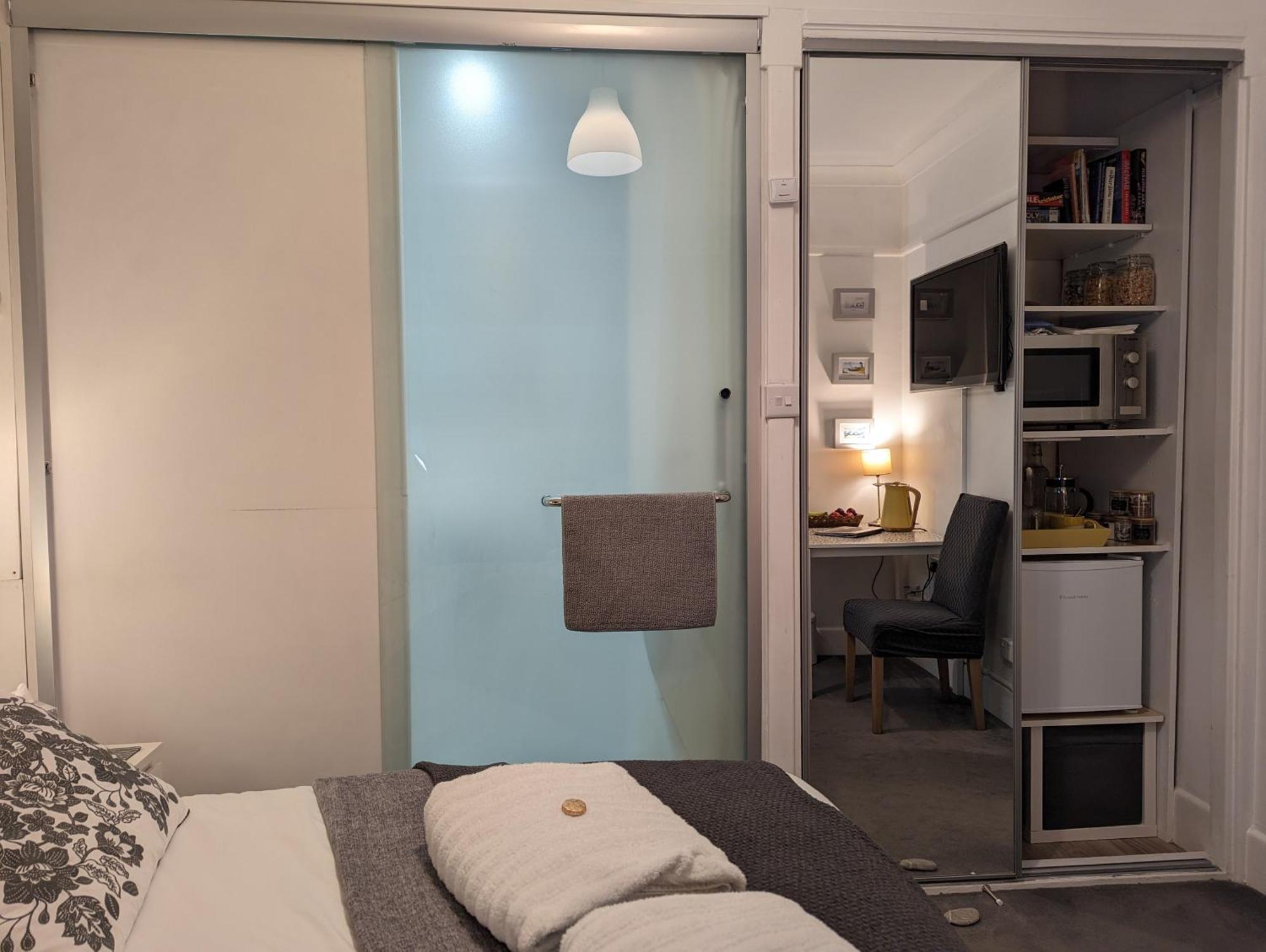 En-Suite Nook Near Forest & Sea, Super Value With Fridge, Microwave And Tv Lymington Exterior photo